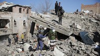 Menurut laporan awal, serangan udara itu mengenai rumah seorang mantan pejabat militer dan menewaskan 14 orang. Seorang sumber medis dan warga setempat menuturkan kepada Reuters bahwa serangan udara itu menewaskan sang mantan pejabat militer -- yang tidak disebut identitasnya, kemudian istrinya, anak laki-lakinya yang berusia 25 tahun dan beberapa anggota keluarganya, serta sejumlah orang lainnya.