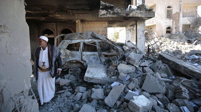 Bangunan di Yaman Porak-poranda Usai Koalisi Arab Saudi Gempur Houthi People inspect the wreckage of buildings that were damaged by Saudi-led coalition airstrikes, in Sanaa, Yemen, Tuesday, Jan. 18, 2022. The coalition fighting in Yemen announced it had started a bombing campaign targeting Houthi sites a day after a fatal attack on an oil facility in the capital of the United Arab Emirates claimed by Yemenβs Houthi rebels. It said it also struck a drone operating base in Nabi Shuaib Mountain near Sanaa. (AP Photo/Hani Mohammed)