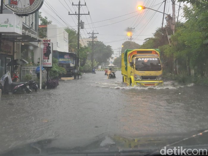 Banjir di Jalan Yosodipuro, Solo, Rabu (19/1/2022).