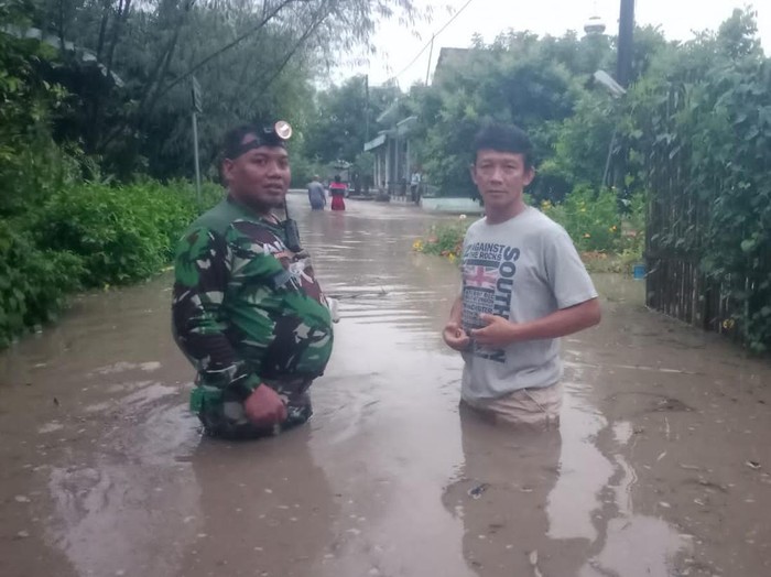 Banjir melanda Desa Klumutan, Kecamatan Saradan, Madiun. Ada sekitar 150 rumah yang terendam banjir, setelah hujan deras mengguyur selama empat jam.
