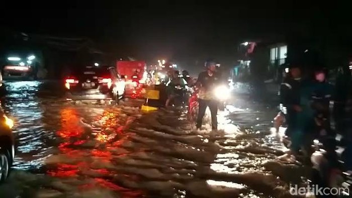 Jalan Raya Tambak Rejo, Kecamatan Kraton, Kabupaten Pasuruan terendam banjir. Polisi menutup jalur pantura tersebut dan mengalihkan kendaraan.