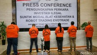 Lebih lanjut, Whisnu menyebut para tersangka beraksi secara berkelompok. Sejumlah barang bukti seperti mobil mewah dan ponsel mewah yang digunakan untuk mengelabui korban disita polisi.