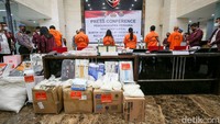 Whisnu menyebut pihaknya kini sedang melengkapi bekas perkara para tersangka ke pengadilan. Keempatnya kini sudah dilakukan penahanan serta dijerat dengan Pasal 4 dan/atau Pasal 5 Undang-Undang Nomor 8 Tahun 2010 tentang Pemberantasan Tindak Pidana Pencucian Uang.
