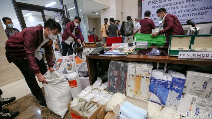 Bareskrim Polri mengungkap kasus dugaan investasi bodong modal terkait alat kesehatan (alkes). Sebanyak 4 pelaku ditetapkan sebagai tersangka.