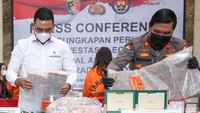 Direktur Tindak Pidana Ekonomi Khusus (Dirtipideksus) Bareskrim Brigjen Whisnu Hermawan saat konferensi pers di Mabes Polri, Rabu (19/1/2022) mengatakan, ada 4 tersangka yang pertama VA alias Vinny Aurelia, tersangka, BS alias Benny Sondakh, tersangka Dina Rahmawati alias DR, dan satu lagi suaminya tersangka Dudi Adriansyah atau DA.