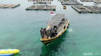Pulau yang berpenduduk hampir 10 ribu jiwa ini, mayoritas berprofesi sebagai nelayan, namun siapa sangka sebagian warga berhasil membudidayakan ikan kerapu kerambah di laut lepas.