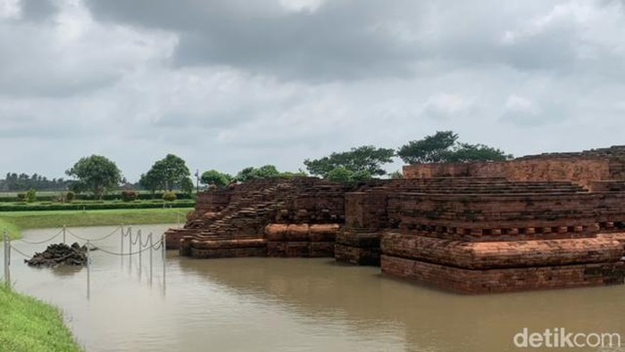 Candi Blandongan dan Jiwa di Kawasan Percandian Batujaya Karawang masih terendam banjir akibat intensitas hujan ti