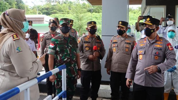 Cegah Omicron Lewat PLLN, Kapolri Cek Prokes-Karantina di PLBN Entikong