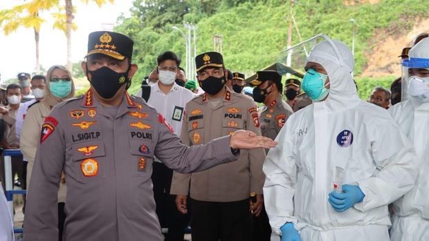 Cegah Omicron Lewat PLLN, Kapolri Cek Prokes-Karantina di PLBN Entikong