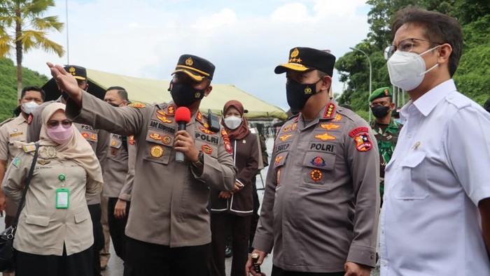 Cegah Omicron Lewat PLLN, Kapolri Cek Prokes-Karantina di PLBN Entikong