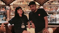 Tak hanya ke kafe, sesekali dirinya juga sering nongkrong di bar. Mengenakan pakian serba hitam, ia tampak keren duduk di kursi bar. Foto: Instagram/cita_citata