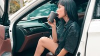 Terkadang Cita Citata juga membeli kopi untuk dibawa. Segelas kopi hangat dinikmatinya di dalam mobil jika tak punya waktu luang yang cukup panjang. Foto: Instagram/cita_citata