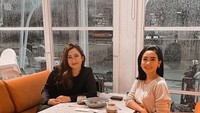 Tidak hanya sebagai waktu bersantai, datang ke kafe juga menjadi momennya untuk curhat dengan sahabat. Bersama Mona Ratuliu, dirinya mengaku seringkali curhat sambil makan enak. Foto: Instagram/cita_citata