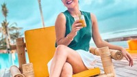 Minum minuman segar dan alami juga dipilihnya untuk merelaksasi diri. Menikmati angin sepoi-sepoi di kafe pinggir pantai, Cita Citata tampak begitu bahagia. Foto: Instagram/cita_citata
