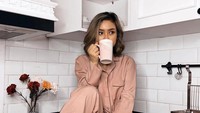 Minum minuman hangat di pagi hari juga menjadi aktivitas rutin Cita Citata. Masih dengan piyamanya, ia terlihat bersantai membuka pagi. Foto: Instagram/cita_citata