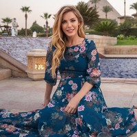 Aku selalu terbelah ketika aku bicara soal Playboy Mansion karena dalam banyak hal itu adalah tempat berlindung bagiku tapi dalam hal lain, itu adalah penjaraku. Sama dengan Hef (Hugh Hefner). Dia baik padaku dalam banyak hal tapi dalam hal lain, tidak. Aku masih berusaha sembuh dari beberapa pengalaman, ungkap wanita 35 tahun itu.  Foto: Instagram @crystalhefner