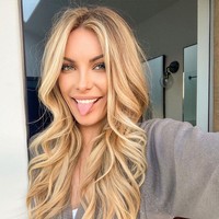 Sekarang aku bisa dengan percaya diri dan 100% bangga mengatakan bahwa kesopanan adalah apa yang memberdayakanku belakangan ini dan karena itu terasa lebih baik di dalam diri, aku mungkin akan seperti ini sepanjang hidupku, tulis Cystal.Foto: Instagram @crystalhefner