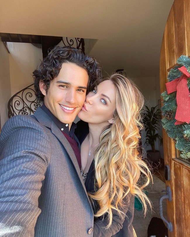 Kini Crystal Hefner sudah memiliki kekasih baru. Adalah Nathan Levi, seorang pria tampan yang bekerja di bidang teknik penerbangan. Mereka cukup sering mengunggah kemesraan di media sosial. Foto: Instagram @crystalhefner