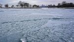 Brrrr......Chicago Super Dingin, Danaunya Sampai Membeku