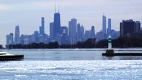Badai salju menghantam garis pantai Danau Michigan di Chicago.