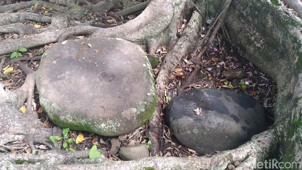 Dua batu yang diyakini Monumen Perjanjian Giyanti.