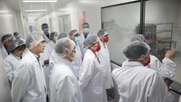 Duta Besar Indonesia untuk China Djauhari Oratmangun (tiga kanan) mendengarkan penjelasan dari staf Sinovac Biotech Ltd mengenai fungsi formulasi produk di pabrik barunya di kawasan Daxing, Beijing.