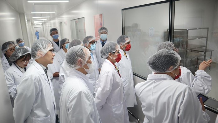 Dubes RI Blusukan ke Pabrik Sinovac di China Duta Besar Indonesia untuk China Djauhari Oratmangun beserta istri mendengarkan penjelasan dari staf Sinovac Biotech Ltd sebelum memasuki ruang produksi yang baru beroperasi di kawasan Daxing, Beijing, Selasa (18/1/2022). Sinovac telah mengirimkan hampir 300 juta dosis vaksin COVID-19 ke Indonesia melalui kerja sama dengan PT Bio Farma. ANTARA FOTO/M. Irfan Ilmie/rwa.