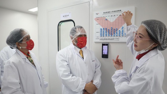 Dubes RI Blusukan ke Pabrik Sinovac di China Duta Besar Indonesia untuk China Djauhari Oratmangun beserta istri mendengarkan penjelasan dari staf Sinovac Biotech Ltd sebelum memasuki ruang produksi yang baru beroperasi di kawasan Daxing, Beijing, Selasa (18/1/2022). Sinovac telah mengirimkan hampir 300 juta dosis vaksin COVID-19 ke Indonesia melalui kerja sama dengan PT Bio Farma. ANTARA FOTO/M. Irfan Ilmie/rwa.