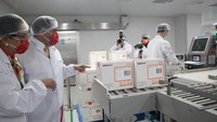 Duta Besar RI untuk China Djauhari Oratmangun beserta istri meninjau ruang produksi Sinovac Biotech Ltd di pabrik barunya di kawasan Daxing, Beijing, China. Sinovac telah mengirimkan hampir 300 juta dosis vaksin COVID-19 ke Indonesia melalui kerja sama dengan PT Bio Farma.