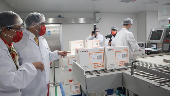 Dubes RI Blusukan ke Pabrik Sinovac di China Duta Besar Indonesia untuk China Djauhari Oratmangun beserta istri mendengarkan penjelasan dari staf Sinovac Biotech Ltd sebelum memasuki ruang produksi yang baru beroperasi di kawasan Daxing, Beijing, Selasa (18/1/2022). Sinovac telah mengirimkan hampir 300 juta dosis vaksin COVID-19 ke Indonesia melalui kerja sama dengan PT Bio Farma. ANTARA FOTO/M. Irfan Ilmie/rwa.
