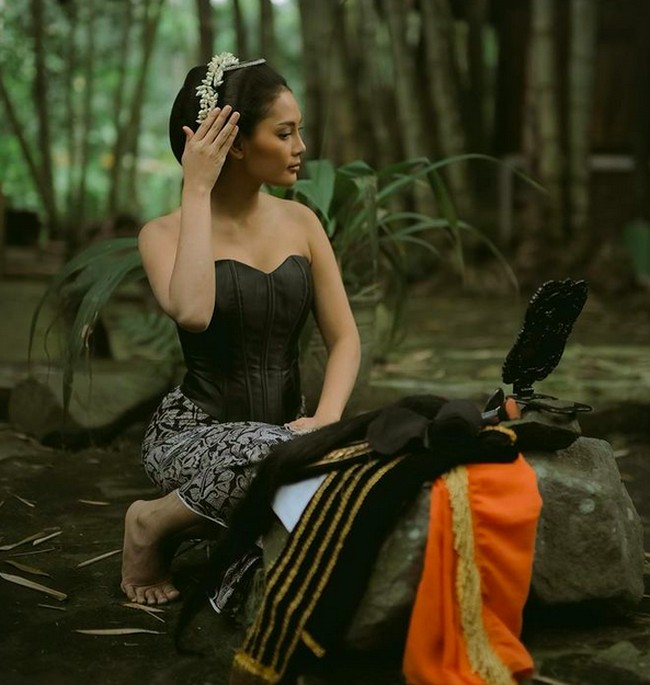 Pernah pula ia mengenakan busana bergaya tradisional. Pesona ayunya pun terpancar. (Foto: Instagram/eri.carl)