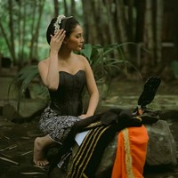 Pernah pula ia mengenakan busana bergaya tradisional. Pesona ayunya pun terpancar. (Foto: Instagram/eri.carl)