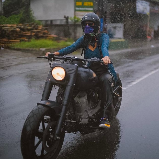 Begini gaya Erika saat riding motor sangar. Baju lengan panjang dengan belahan dada rendah jadi andalan. (Foto: Instagram/eri.carl)