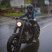 Begini gaya Erika saat riding motor sangar. Baju lengan panjang dengan belahan dada rendah jadi andalan. (Foto: Instagram/eri.carl)