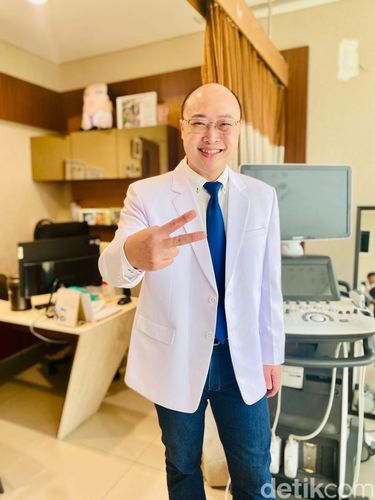 Foto dokter spesialis kebidanan dan kandungan, dr. Benediktus Arifin,MPH,Sp.OG(K)., FICS.