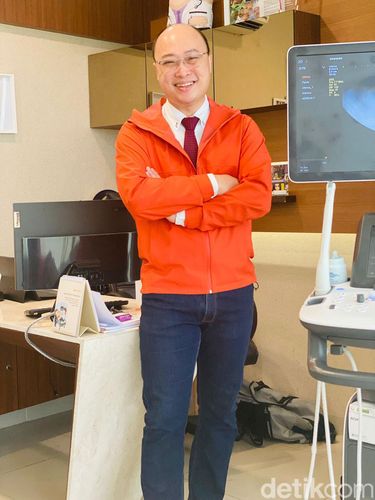 Foto dokter spesialis kebidanan dan kandungan, dr. Benediktus Arifin,MPH,Sp.OG(K)., FICS.