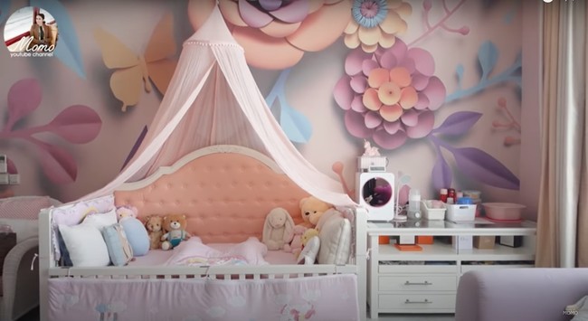 Melalui channel YouTube pribadinya, Momo Geisha juga sempat memperlihatkan kamar sang anak, Sheena Gabriella Aurora Samudra. Kamar tersebut terlihat cukup luas dan mewah dengan didominasi warna merah muda. Kamar anak Momo Geisha itu juga dilengkapi dengan sofa, boneka, dan beragam perlengkapan lainnya, seperti alat untuk mensterilkan botol. Foto: YouTube/Momo Youtube Channel