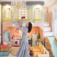 Shandy Aulia juga memberikan putri semata wayangnya, Claire Herbowo kamar yang cukup mewah. Kamar tersebut dilengkapi dengan permainan yang cukup lengkap. Bak kamar tidur impian para anak kecil, kamar Claire itu dilengkapi dengan sofa kecil, peralatan masak-masakan, serta tempat tidur di bagian atasnya. Foto: Instagram/Shandy Aulia