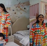 Memiliki anak kembar, Syahnaz dan Jeje memilih membuatkan sang anak kamar yang dilengkapi dengan arena bermain. Kamar tersebut dibuat bak istana. Kamar milik Zayn Sadavir Ezhilan Ismail bernuansa biru, sedangkan milik Zunaira Alessia Safaraz Ismail bernuansa serba merah muda. Foto: YouTube/Jeje & Nanas Channel