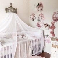 Tak kalah mewah, kamar bayi milik Nabila Syakieb juga memiliki dekorasi yang mewah bak istana. Kamar bayi tersebut bernuansa warna merah muda. Bagian dindingnya terdapat wallpaper bergambar bunga. Foto: Instagram/Nabila Syakieb