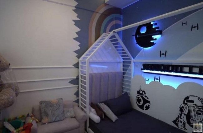 Kamar anak milik Roger Danuarta dan Cut Meyriska memiliki bentuk yang unik dengan tema futuristik. Salah satu sudut bagian kamarnya dibuat bertema Star Wars. Di sebelah tempat tidurnya juga terdapat sebuah sofa kecil. Tak hanya terlihat mewah, kamar tersebut juga tampak nyaman. Foto: Instagram