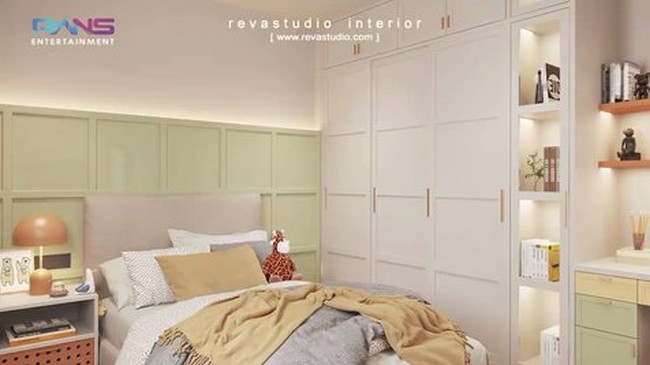 Tak kalah mewah, kamar anak seleb yang kerap disebut sebagai Sultan Andara yang satu ini juga dilengkapi dengan barang-barang mewah. Melalui channel YouTube pribadinya, Raffi Ahmad dan Nagita Slavina sempat memamerkan penampakan kamar bayi putra keduanya, Rayyanza Malik Ahmad di rumah barunya nanti. Kamarnya itu tampak dilengkapi dengan berbagai mainan, televisi, serta kamar mandi dalam. Tak hanya itu saja, terdapat stroller yang juga berharga ratusan juta. Foto: YouTube/Rans Entertainment