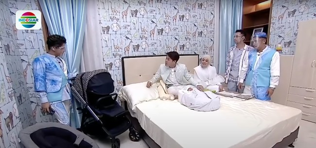 Saat menggelar acara aqiqah putra pertamanya, Muhammad Leslar Al-Fatih, Rizky Billar dan Lesti Kejora tampak memperlihatkan serta kamar bayi di rumahnya itu. Kamar tersebut terlihat cukup besar dengan didominasi warna coklat. Dindingnya terlihat dihiasi dengan wallpaper bergambar berbagai jenis hewan. Tak hanya itu saja, di kamar bayinya itu juga terdapat stroller berharga ratusan juta rupiah. Foto: YouTube/Indosiar