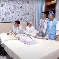 Saat menggelar acara aqiqah putra pertamanya, Muhammad Leslar Al-Fatih, Rizky Billar dan Lesti Kejora tampak memperlihatkan serta kamar bayi di rumahnya itu. Kamar tersebut terlihat cukup besar dengan didominasi warna coklat. Dindingnya terlihat dihiasi dengan wallpaper bergambar berbagai jenis hewan. Tak hanya itu saja, di kamar bayinya itu juga terdapat stroller berharga ratusan juta rupiah. Foto: YouTube/Indosiar