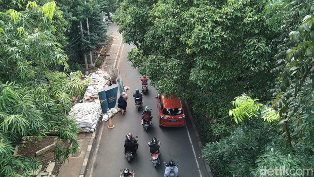 Galian PLN di Jl TB Simatupang, pejalan kaki harus berhati-hati. (Rifqi Mahdi Rizqullah/detikcom)