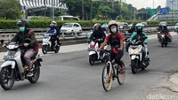 Tanpa rasa malu dan percaya diri, dia menggowes sepedanya di sepanjang Jalan Gatot Subroto.