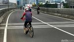Gaya Pede Pesepeda Gowes Pakai Helm Motor