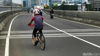 Helm bukan hanya diwajibkan untuk pengendara motor saja, tetapi pengendara sepeda pun juga dianjurkan memakai helm.