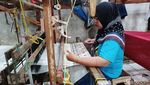 Kain dari Majalaya Ini Masih Ditenun Secara Tradisional, Loh...