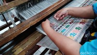 Pemilik Rumah Tenun Balqis, Ivan Mulyana menjelaskan bahwa terdapat perbedaan dari segi produksi dengan tenun yang menggunakan mesin. Menurutnya hal tersebut disesuaikan dengan kapasitas.